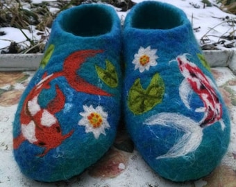 Pantofole di lana eco-naturali, scarpe da interno in lana merino infeltrita con decoro Koi, calde pantofole invernali regalo, scarpe unisex in lana blu fatte a mano per la casa