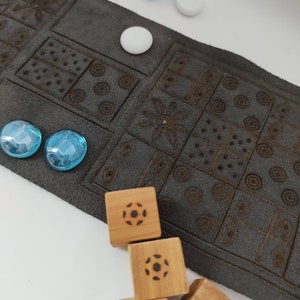 Babylonisches Spiel, Königliches Spiel von Ur, Lederbrett, Glassteine, Holzwürfel, tragbares Brettspiel, antik historisches Reenactment, handgemacht