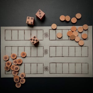 Oude replica van het bordspel Duodecim Scripta, handgemaakte leren bordspelstukken, houten dobbelstenen, speel de geschiedenis van het re-enactment Rome, organisch nauwkeurig