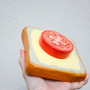 Väggkonst i köket: Handmålad tomattoast i trä bild 9