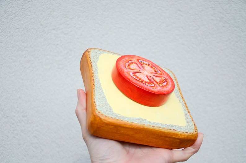 Väggkonst i köket: Handmålad tomattoast i trä bild 9