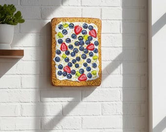 Väggkonst med fejkmat: Handmålad trätoast med blåbär och jordgubb