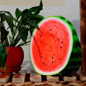 Decoración de estante con rodajas de sandía: fruta de madera pintada a mano, única en su tipo.