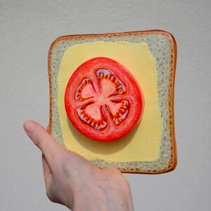 Väggkonst i köket: Handmålad tomattoast i trä bild 2