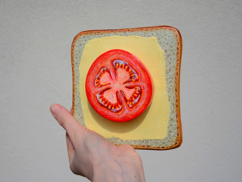Väggkonst i köket: Handmålad tomattoast i trä bild 2
