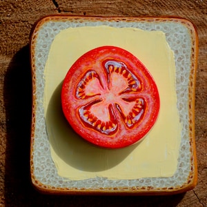 Väggkonst i köket: Handmålad tomattoast i trä bild 3
