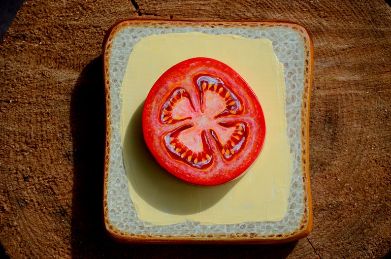 Väggkonst i köket: Handmålad tomattoast i trä bild 3