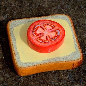 Väggkonst i köket: Handmålad tomattoast i trä bild 5