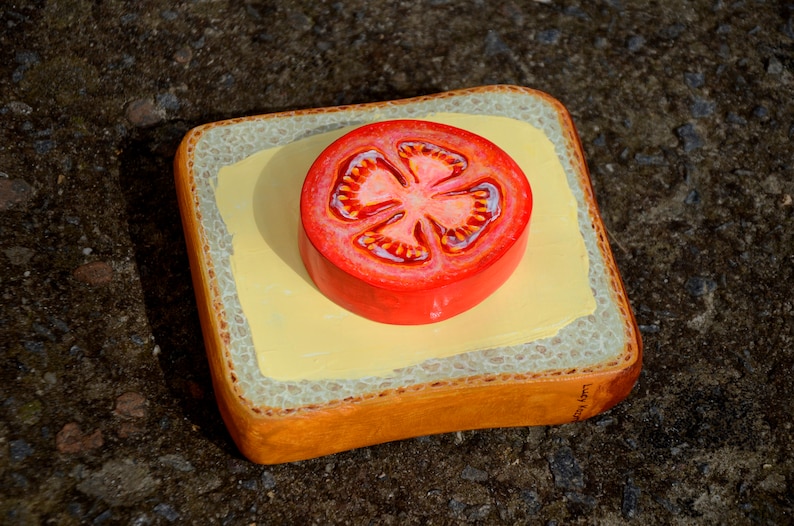 Väggkonst i köket: Handmålad tomattoast i trä bild 5