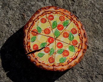 Träväggskulptur av Margarita-pizza: Handmålad köksdekoration med fejkmat