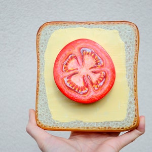 Väggkonst i köket: Handmålad tomattoast i trä bild 8