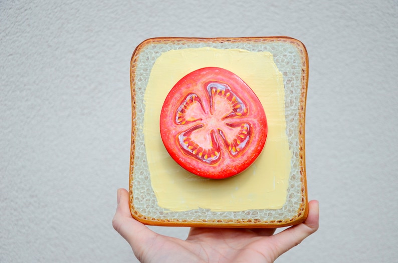 Väggkonst i köket: Handmålad tomattoast i trä bild 8
