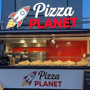 Puede incluir: Un letrero de madera rústica con el texto "Welcome to our home" en letras blancas. El letrero presenta un acabado envejecido y un diseño sencillo y acogedor, perfecto para un porche o entrada.