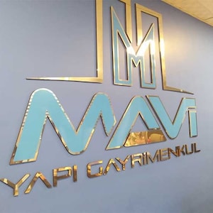 Letreros coloridos con logotipos, logotipos de metal cortados con láser personalizados, letras de logotipo en 3D, letreros para interiores, letreros de oficina, letreros de recepción, logotipos de metal cepillado, letreros de mesa