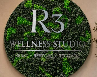 Op maat gemaakt logo van geconserveerd mos, verlichte metalen letters, groene wanddecoratie, kantoorreceptiebord