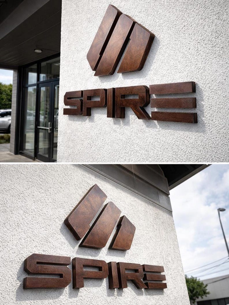Puede incluir: Un letrero tridimensional montado en una pared blanca texturizada que presenta la palabra SPIRE en letras de bloque de color marr&oacute;n oscuro con un logotipo geom&eacute;trico a juego colocado directamente sobre el texto, creando una exhibici&oacute;n arquitect&oacute;nica.