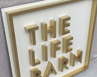 Placa de escritório em dourado escovado, letras de metal personalizadas, sinalização personalizada.