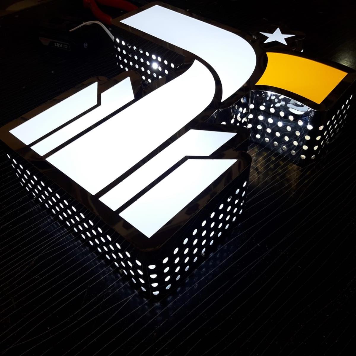 Letrero con letras de canal LED / Letras metálicas 3D con iluminación ...