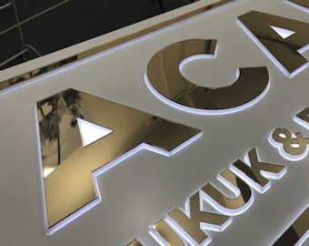 Logo personalizzato in acrilico con specchio dorato 3D a LED per vetrine di negozi e attività commerciali retroilluminate.