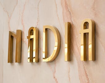 Op maat gemaakt logo-bord van geborsteld metaal, 3D-decoratie voor kantoorreceptie, letters in champagnekleur.