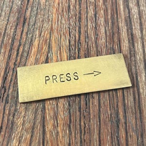 Etiquetas pequeñas de latón, placa personalizada de estilo vintage, fuente Arial mayúscula de 4 mm, estampada a mano letra por letra, 6 x 2 cm