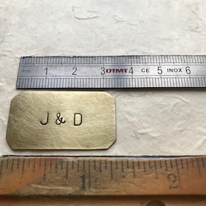 Mini placa de latón para nombre, personalizada, para álbumes de recortes, diario, placa de metal estampada a mano letra por letra, 3,5 x 2 cm, 1,5 mm de grosor