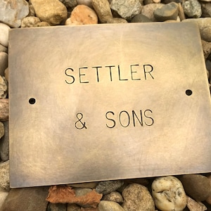 Plaque en laiton personnalisée : plaque signalétique de style vintage estampée à la main, 7,5 x 6 cm
