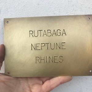 Gedenkplaat van verouderd messing 15 x 10 cm x 1,5 mm / 6 x 4 inch, handgestempeld gepersonaliseerd naamplaatje in oude stijl, hoofdletters Arial