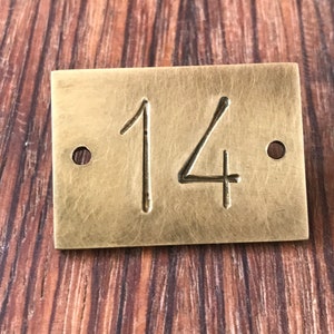 Etiqueta pequena para número de casa, placa para porta de apartamento, estampada à mão, envelhecida para um visual vintage, 3,5 x 2,5 cm, latão de 1,5 mm de espessura, 2 furos, fonte de 10 a 15 mm