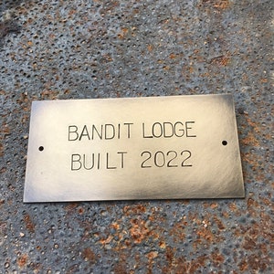 Placa de casa de latão envelhecido, placa de identificação grande de porta de 14 x 7 cm, placa de luto, estampada à mão, rústica