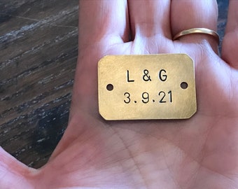 Mini placa de latón estampada a mano: placa de identificación personalizada, etiqueta para caja de recuerdos.