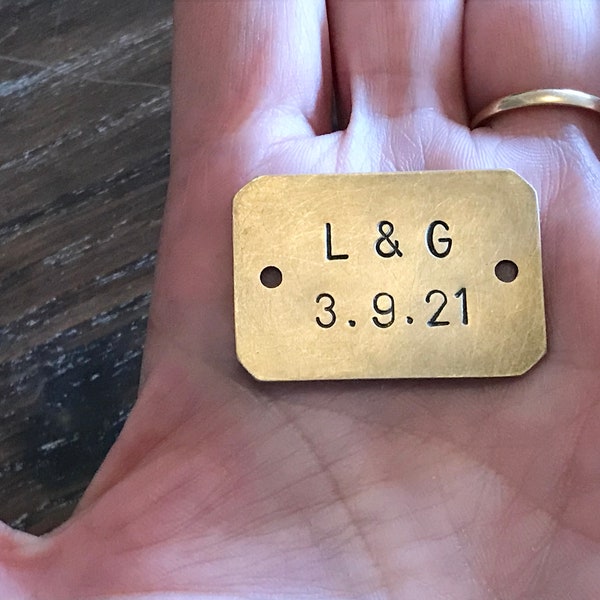 Mini plaquette personnalisée en laiton estampée à la main lettre par lettre et vieillie à la main, 3,5 x 2,5 cm, 2 trous et vis