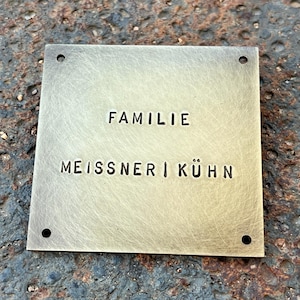 Plaque en laiton personnalisée : plaque signalétique en métal estampée à la main, finition vintage (6 x 6 cm)