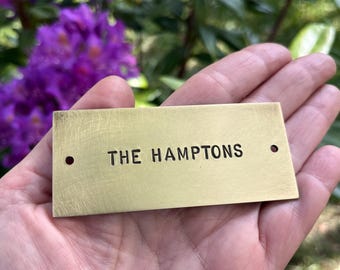 Placa de latón personalizada, con acabado envejecido estampado a mano, 8 x 3,5 cm.