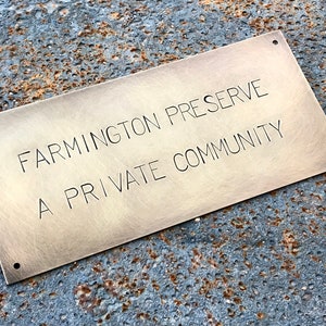 Placa de endereço personalizada, placa de identificação de casa estampada à mão. Acabamento envelhecido (19,5 x 9 cm)