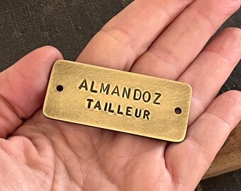 Placa de latón estampada a mano: placa de metal hecha a mano, esquinas redondeadas (5,5 x 2,4 cm)