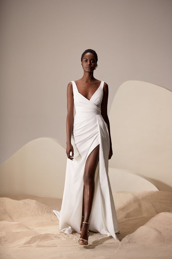 MISTI, A-line wedding dress with a V-neckline