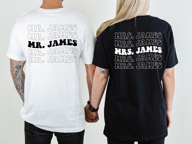 K&ouml;nnte beinhalten: Zwei schwarz-wei&szlig;e T-Shirts mit dem Text "MR. JAMES" und "MRS. JAMES", der jeweils f&uuml;nfmal auf jedem Shirt wiederholt wird.