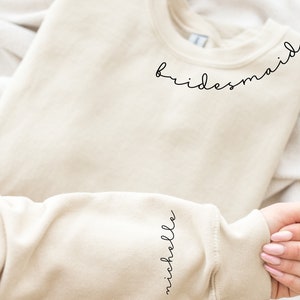 Personalisiertes Brautjungfer Sweatshirt mit Namen auf dem Ärmel, Brautjungfer Geschenke, personalisierter Brautjungfer Hoodie, Brautjungfer Vorschlag, Brautjungfer Rundhalsausschnitt
