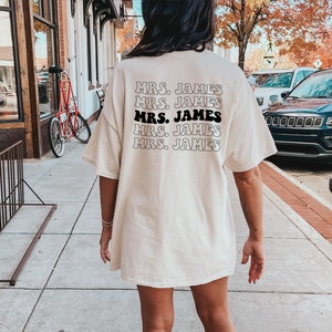 T-shirt mevrouw, gepersonaliseerd shirt bruid, gepersonaliseerd shirt mevrouw, shirt huwelijksreis, cadeau vrijgezellenfeest, trendy shirt vrouw, aangepaste achternaam