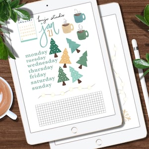 Może przedstawiać: Dwa białe tablety wyświetlające cyfrowy układ planera z tekstem "bujo studio jan 21". Planer zawiera kalendarz, układ tygodniowy i elementy dekoracyjne, takie jak filiżanki kawy i choinki. Widoczny jest również biały rysik i filiżanka kawy.
