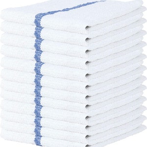 Puede incluir: Una pila de 12 toallas de cocina blancas con una sola franja azul en el centro de cada toalla.