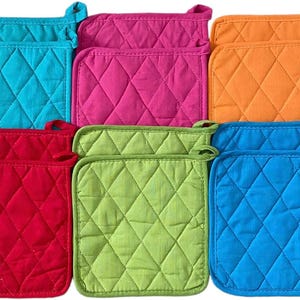 Pode incluir: Conjunto de 10 pegadores acolchoados em várias cores, incluindo turquesa, rosa, laranja, vermelho e verde. Cada pegador é de dupla face e apresenta um padrão de diamante.