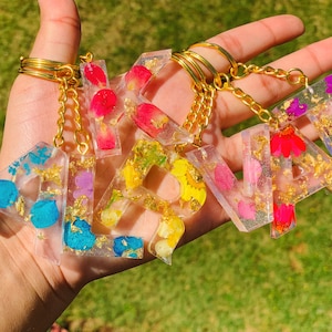 Custom Resin Real Flower Letter Initial Keychain, Real Dried Flower Resin Keychain, Letter Keychain with Flowers, Flower Keychains, Gifts