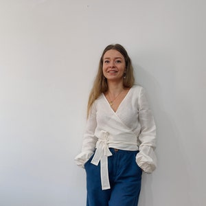 Blusa avvolgente in lino per donna, fatta a mano, con maniche lunghe a sbuffo, MALLEE