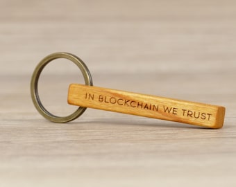 Schlüsselanhänger mit Gravur Holz , in Blockchain we Trust, Bitcoin, Altcoin, Crypto