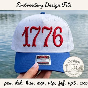 Könnte beinhalten: Eine weiße Baseballkappe mit blauem Schirm und der roten Stickerei 1776 auf der Vorderseite. Die Kappe hat einen Otto-Aufkleber auf dem Schirm und wird als Stickdatei mit verschiedenen digitalen Dateiformaten präsentiert.