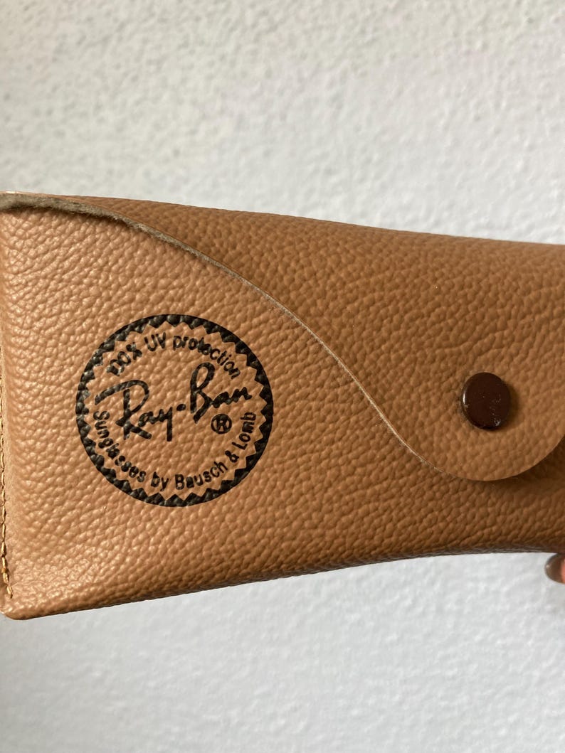 Op de afbeelding: Een handgemaakt houten bord met de tekst "Welcome to our home" in een handgeschreven stijl. Het bord is wit geschilderd met zwarte letters en een verweerde afwerking, perfect voor woondecoratie.
