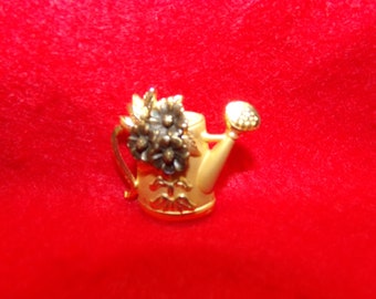Broche / Pin de regadera en tono dorado