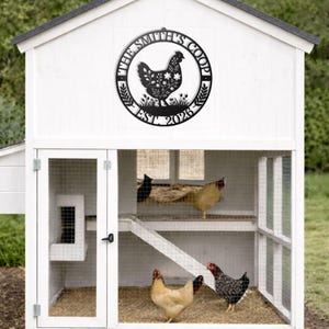 Personalized Chicken Coop Sign Custom Metal Farm Nameplate Outdoor Hen House Marker Round Garden Plaque Backyard Keeper Gift Homestead Barn Emblem Farmhouse Style Display Name Date Engraving Durable Weather Proof Construction Country